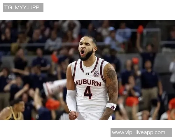 好兄弟你也得到机会了！10号秀马卢阿奇替补12分钟拿到6分6板1帽